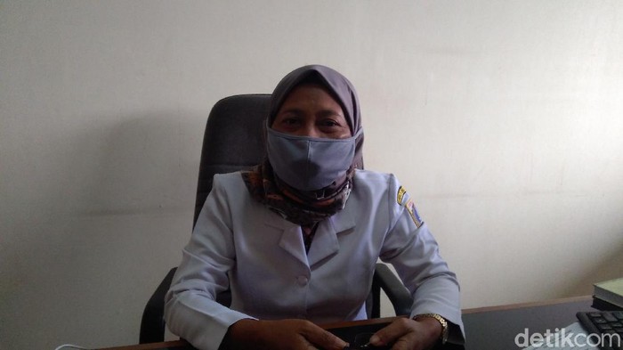 Sekretaris Kelurahan Duren Tiga, Sismintarsih (Adhyasta/detikcom)