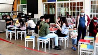 Siti menuturkan, makan dengan pemandangan kandang hewan buas jadi kelebihan obyek wisata ini.  