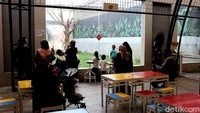 Selain itu, Siti menyebut makan dengan pemandangan hewan buas juga bisa jadi sarana edukasi buat anak.  
