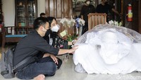 Rencananya jenazah almarhum akan dimakamkan di TPU Tanah Kusir, Jakarta.  