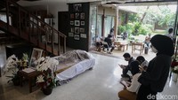 Saat jenazahnya dikeluarkan dari ambulans, tangis keluarga Wimar pecah. Termasuk beberapa anggota Intermatrix Communications, yang merupakan PR Consultant milik Wimar.  