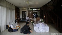 Suasana rumah duka mantan Juru Bicara Presiden ke-4 RI Abdurrahman Wahid (Gus Dur), Wimar Witoelar di kawasan Jakarta Selatan, Rabu (19/5/2021). Beliau meninggal di Rumah Sakit Pondok Indah Jakarta, Rabu (19/5/2021) sekitar pukul 09.00 WIB pagi tadi.  