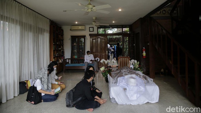 Suasana Rumah Duka Wimar Witoelar Suasana rumah duka mantan Juru Bicara Presiden ke-4 RI Abdurrahman Wahid (Gus Dur), Wimar Witoelar di kawasan Jakarta Selatan, Rabu (19/5/2021). Beliau meninggal di Rumah Sakit Pondok Indah Jakarta, Rabu (19/5/2021) sekitar pukul 09.00 WIB pagi tadi.