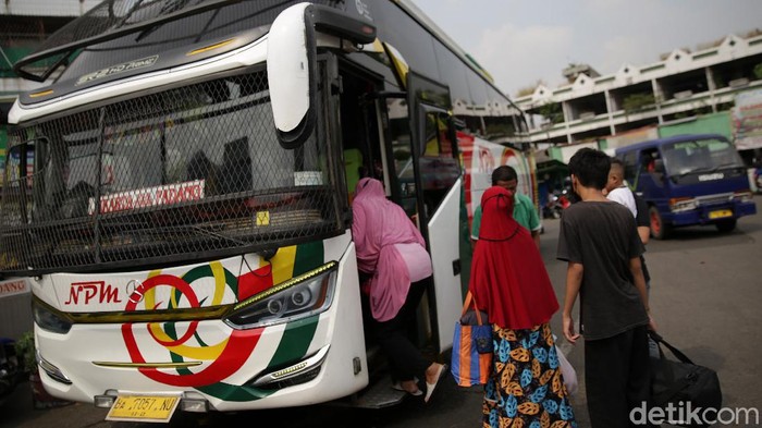 Terminal Bekasi Bergeliat Lagi Warga bersiap menaiki bus tujuan Sumatera Barat di Terminal Bekasi, Jawa Barat, Rabu (19/5/2021).