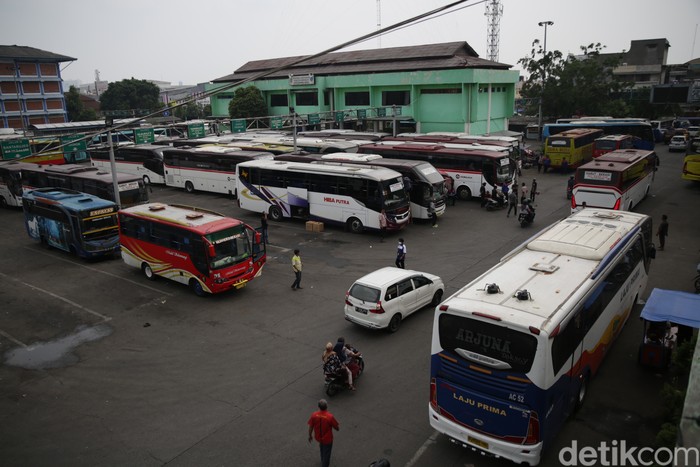 Warga bersiap menaiki bus tujuan Sumatera Barat di Terminal Bekasi, Jawa Barat, Rabu (19/5/2021).