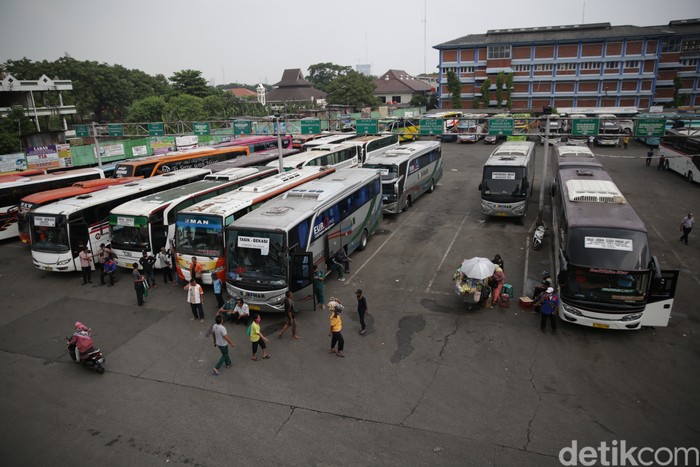 Warga bersiap menaiki bus tujuan Sumatera Barat di Terminal Bekasi, Jawa Barat, Rabu (19/5/2021).