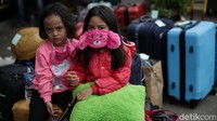Suasana di area keberangkatan bus AKAP tampak ramai.  