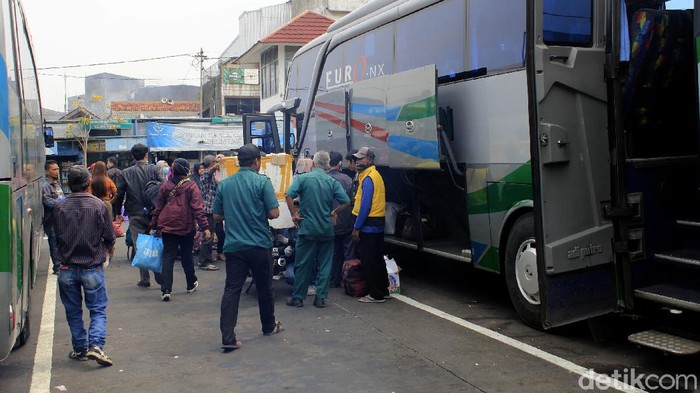 Larangan mudik Lebaran berakhir pada tanggal 17 Mei lalu. Terminal Cicaheum di Kota Bandung pun kembali bergeliat usai larangan mudik berakhir. Berikut potretnya.