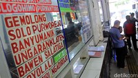 Meski kembali bergeliat, Yono (43) sopir bus jurusan Bandung-Surabaya mengatakan keterisian penumpang belum pulih sepenuhnya.