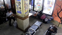 Pantauan detikcom, bus lintas daerah dalam provinsi dan bus lintas provinsi hilir mudik masuk ke dalam Terminal Cicaheum. Terlihat juga calon penumpang yang hendak berangkat ke berbagai tujuan.  