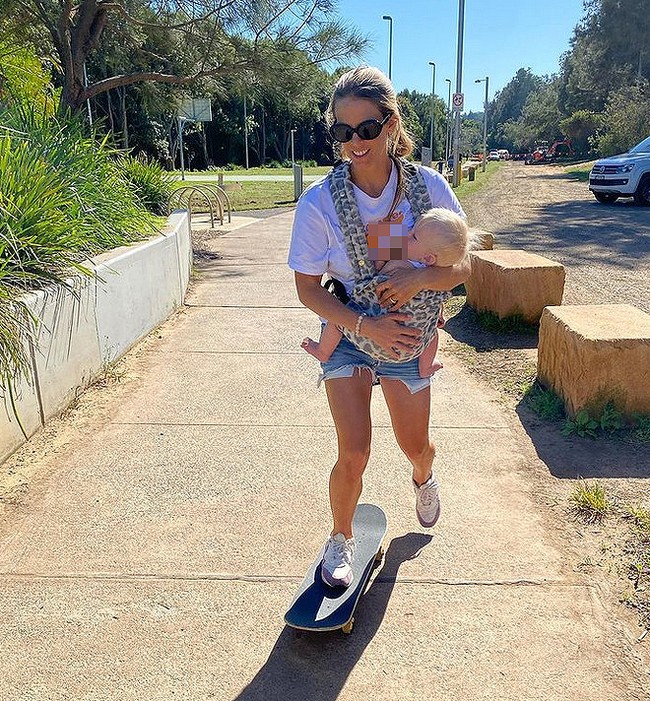 Seperti dalam foto ini, Torah menuyusui sambil bermain skateboard. Ada yang mengkritiknya, namun juga banyak juga yang memuji wanita 34 tahun itu sebagai ibu yang keren.  Foto: dok. Instagram/@torahbright