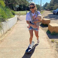 Seperti dalam foto ini, Torah menuyusui sambil bermain skateboard. Ada yang mengkritiknya, namun juga banyak juga yang memuji wanita 34 tahun itu sebagai ibu yang keren.  Foto: dok. Instagram/@torahbright