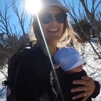 Dalam kesempatan ini, Torah bahkan mengajak bayinya untuk bermain ski yang telah menjadi passionnya. Tampaknya, Torah ingin mengenalkan dunianya kepada anaknya sejak kecil.  Foto: dok. Instagram/@torahbright