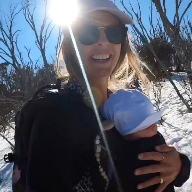 Dalam kesempatan ini, Torah bahkan mengajak bayinya untuk bermain ski yang telah menjadi passionnya. Tampaknya, Torah ingin mengenalkan dunianya kepada anaknya sejak kecil.  Foto: dok. Instagram/@torahbright