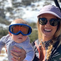 Gemasnya sang bayi menggunakan kacamata ski salju. Putranya pun tampak menikmati meski di udara yang super dingin.  Foto: dok. Instagram/@torahbright