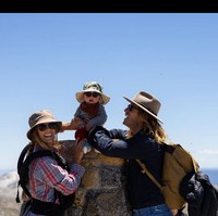 Bersama pasangannya, Torah juga mengajak sang bayi untuk hiking ke gunung.  Foto: dok. Instagram/@torahbright