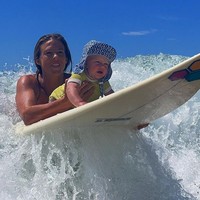 Tak sampai di situ, Torah bahkan mengajak putranya itu untuk surfing.  Foto: dok. Instagram/@torahbright