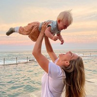 Torah dianggap hanya mencari sensasi dari foto tersebut. Menyusui sambil headstand pun dinilai tidak bertanggung jawab.  Foto: dok. Instagram/@torahbright
