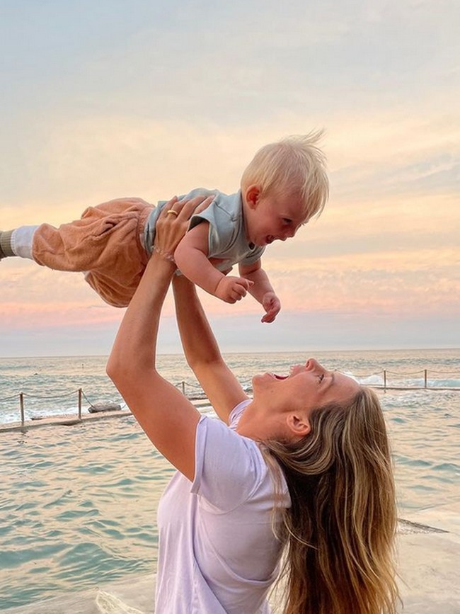 Torah dianggap hanya mencari sensasi dari foto tersebut. Menyusui sambil headstand pun dinilai tidak bertanggung jawab.  Foto: dok. Instagram/@torahbright