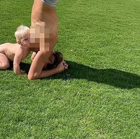 Peraih medali emas di Olimpiade itu membagikan foto di Instagram berpose headstand sambil menyusui putranya yang berusia 10 bulan. Foto tersebut jadi viral dan menuai perdebatan.  Foto: dok. Instagram/@torahbright