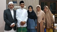 Momen saat Ustaz Abdul Somad (UAS) bersama istrinya Fatimah Az Zahra Salim Barabud (19) safari ke Pemkab Jombang. Istimewa  