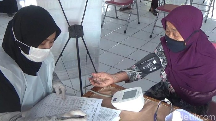 Dinas Kesehatan Pengendalian Penduduk dan Keluarga Berencana (Dinkes PPKB) Trenggalek menargetkan, 50 lansia mendapatkan vaksin COVID-19 dalam beberpa bulan ke depan.
