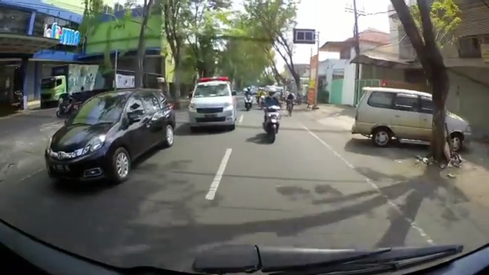 viral ambulans dihalangi mobilio