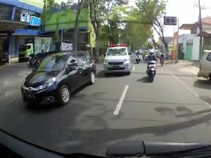 Viral Ambulans Dihalangi Mobil Saat Angkut Pasien DB di Kota Mojokerto