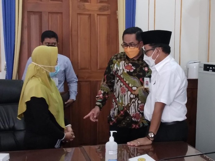 Wali Kota Malang Sutiaji akhirnya bertemu langsung dengan S, guru TK yang terlilit hutang pinjaman online (pinjol)