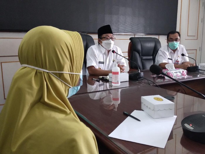 Wali Kota Malang Sutiaji akhirnya bertemu langsung dengan S, guru TK yang terlilit hutang pinjaman online (pinjol)