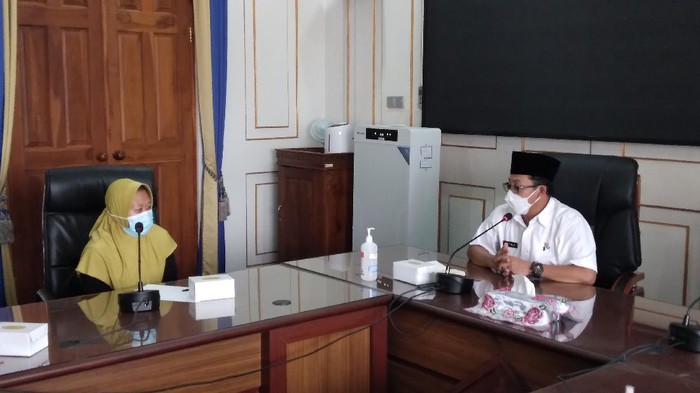 Wali Kota Malang Sutiaji akhirnya bertemu langsung dengan S, guru TK yang terlilit hutang pinjaman online (pinjol)