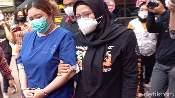 Wanita berinisial RIL (35) ditangkap Polres Tegal karena diduga tipu-tipu proyek perumahan senilai Rp 1,2 miliar, Rabu (19/5/2021).