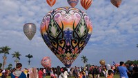Tradisi penerbangan balon udara tradisional rutin dilaksanakan masyarakat setempat pada hari ke tujuh Lebaran.  