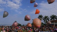 Agar tidak mengganggu lalu lintas udara balon udara ditambatkan menggunakan tali dengan ketinggian tertentu.   