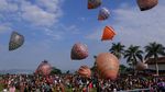 Warna-warni Balon Udara yang Hiasi Langit Wonosobo