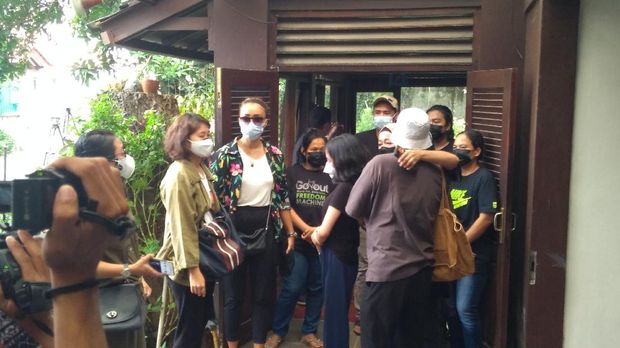 Tangis keluarga mengiringi kedatangan jenazah Wimar Witoelar di rumah duka, Gandaria, Jakarta Selatan, Rabu (19/5/2021).