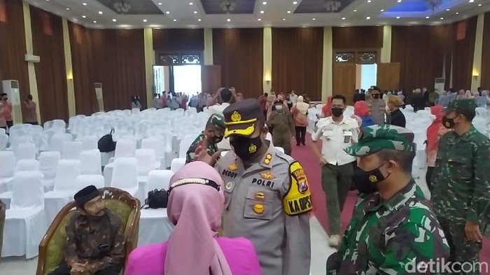 Satgas COVID-19 Kota Mojokerto membubarkan paksa dua wisuda SMA. Puluhan orang diamankan saat pembubaran.
