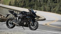 Melengkapi katalog supersports Yamaha, YZF-R7 menggunakan mesin yang sama dengan Yamaha MT-07. Bedanya, Yamaha R7 dibalut dengan baju motor sport yang tertutup fairing. Foto: Dok. Yamaha