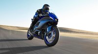 Yamaha YZF-R7 bisa membawa bahan bakar sebanyak 13 liter. Motor ini punya velg 17 inchi 10 palang yang dibungkus dengan ban 120/70 di depan dan 180/55 di belakang. Foto: Dok. Yamaha