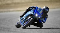 Desain bodi Yamaha R7 mengikuti R-Series milik Yamaha lainnya. Ada semacam asupan udara bergaya motor MotoGP Yamaha YZR-M1 di depan. Ditambah lampu LED yang ditanam di dalamnya serta lampu LED riding light di kedua sisi cowl. Foto: Dok. Yamaha