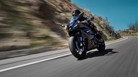 Yamaha YZF-R7 hadir dengan suspensi depan upside-down KYB berdiameter 41 mm yang dapat disetel. Penyetelan kompresi ada di garpu depan sebelah kiri dan rebound di sebelah kanan. Sementara di bagian belakang terdapat monoshock yang dipasang secara horizontal dan dapat disesuaikan preload dan rebound. Untuk pengereman, Yamaha R7 mendapatkan kaliper empat piston radial-mount serta master rem Brembo. Foto: Dok. Yamaha