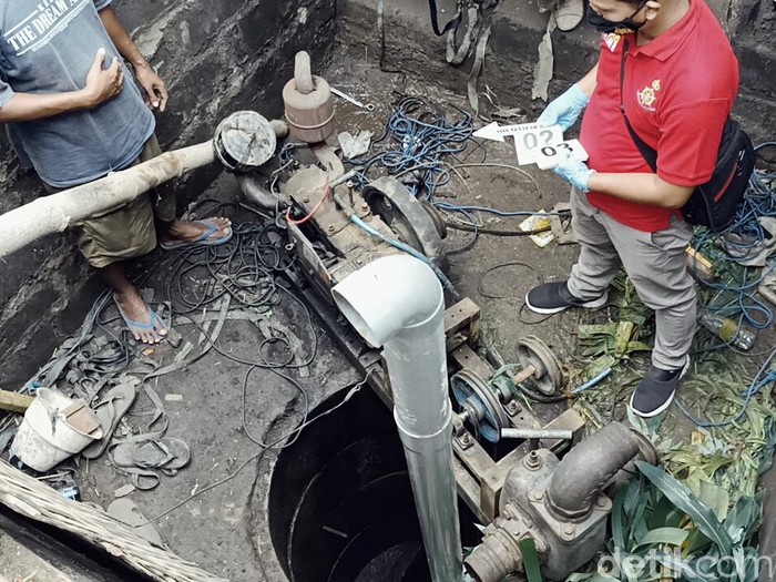 Dua orang tewas dan satu orang kritis saat menguras sumur di Probolinggo. Mereka diduga keracunan asap mesin genset