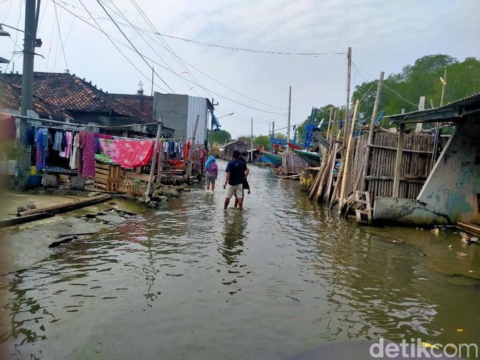 Akses menuju tempat pelelangan ikan (TPI) Morodemak, Demak tergenang banjir rob, Kamis (20/5/2021).