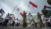 Sejumlah massa dari Partai Keadilan Sejahtera (PKS) menggelar aksi simpatik bela Palestina di Kedubes Amerika, Jakarta, (20/5/2021).  