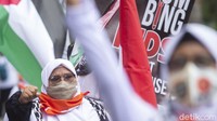 Massa wanita juga turut hadir membawa sejumlah atribut dalam aksi ini.