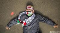 Dalam aksinya beberapa peserta juga turut melakukan aksi teatrikal.