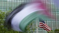 Bendera Palestina berkibar di depan kedubes Amerika Serikat di Jakarta.