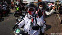 Massa datang dengan menggunakan sejumlah kendaraan, salah satunya motor.