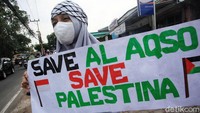 Sementara otoritas Israel menyebut 12 warganya tewas akibat rentetan serangan roket dari militan di Gaza.
