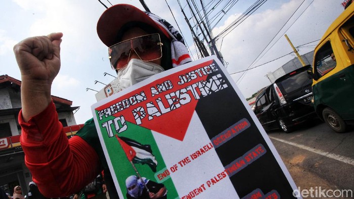 Aksi Solidaritas Palestina Sejumlah peserta melakukan aksi solidaritas Palestina di Jl KH Hasyim Asy'ari, Kota Tangerang, Banten, Kamis (20/5/2021). Peserta membawa sejumlah poster dan menggalang dana untuk Palestina terkait serangan Israel ke jalur Gaza.